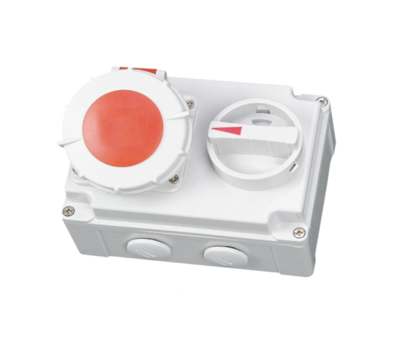 IP67 CEE/IEC socket with switch and mechanical interlocking